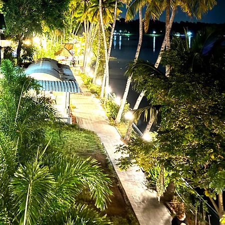 Jaladarshini Lakeside Gardens Bed and Breakfast Kollam Buitenkant foto