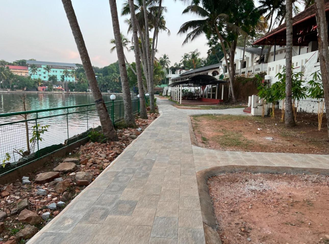 Jaladarshini Lakeside Gardens Bed and Breakfast Kollam Buitenkant foto