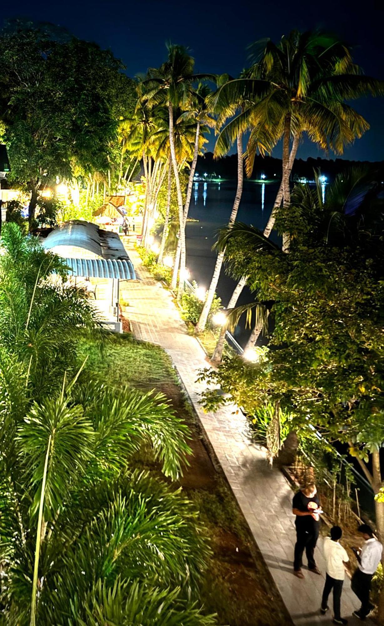 Jaladarshini Lakeside Gardens Bed and Breakfast Kollam Buitenkant foto